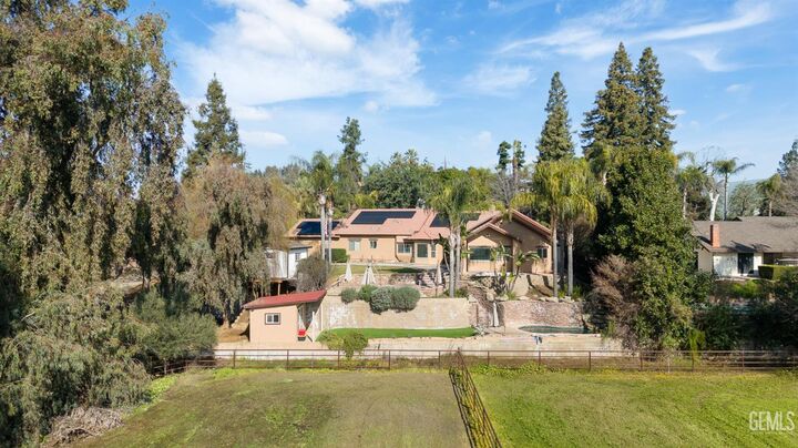 Property Photo:  915 S Strathmore Avenue  CA 93274 