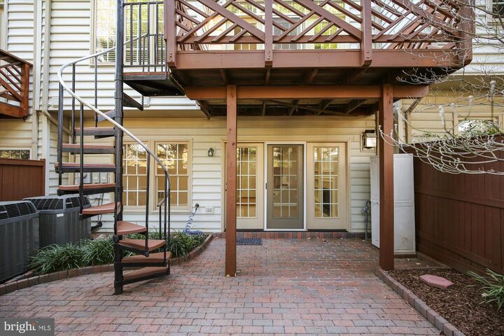 Property Photo:  707 Hawkins Way  VA 22314 