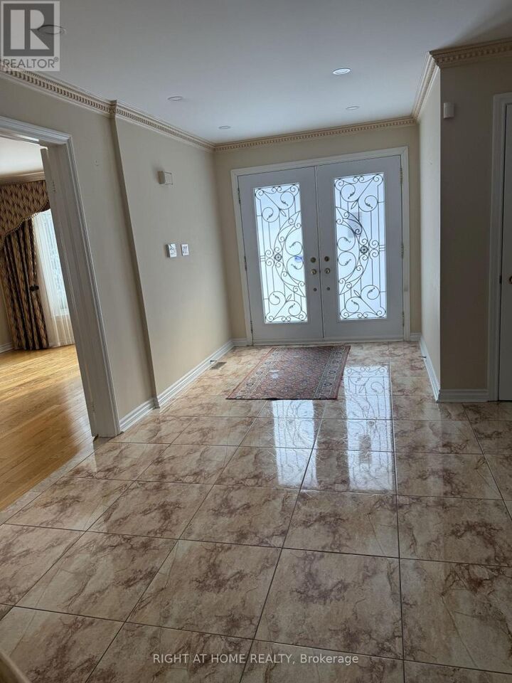 Property Photo:  6 Carriage Lane  ON M2R 3V6 