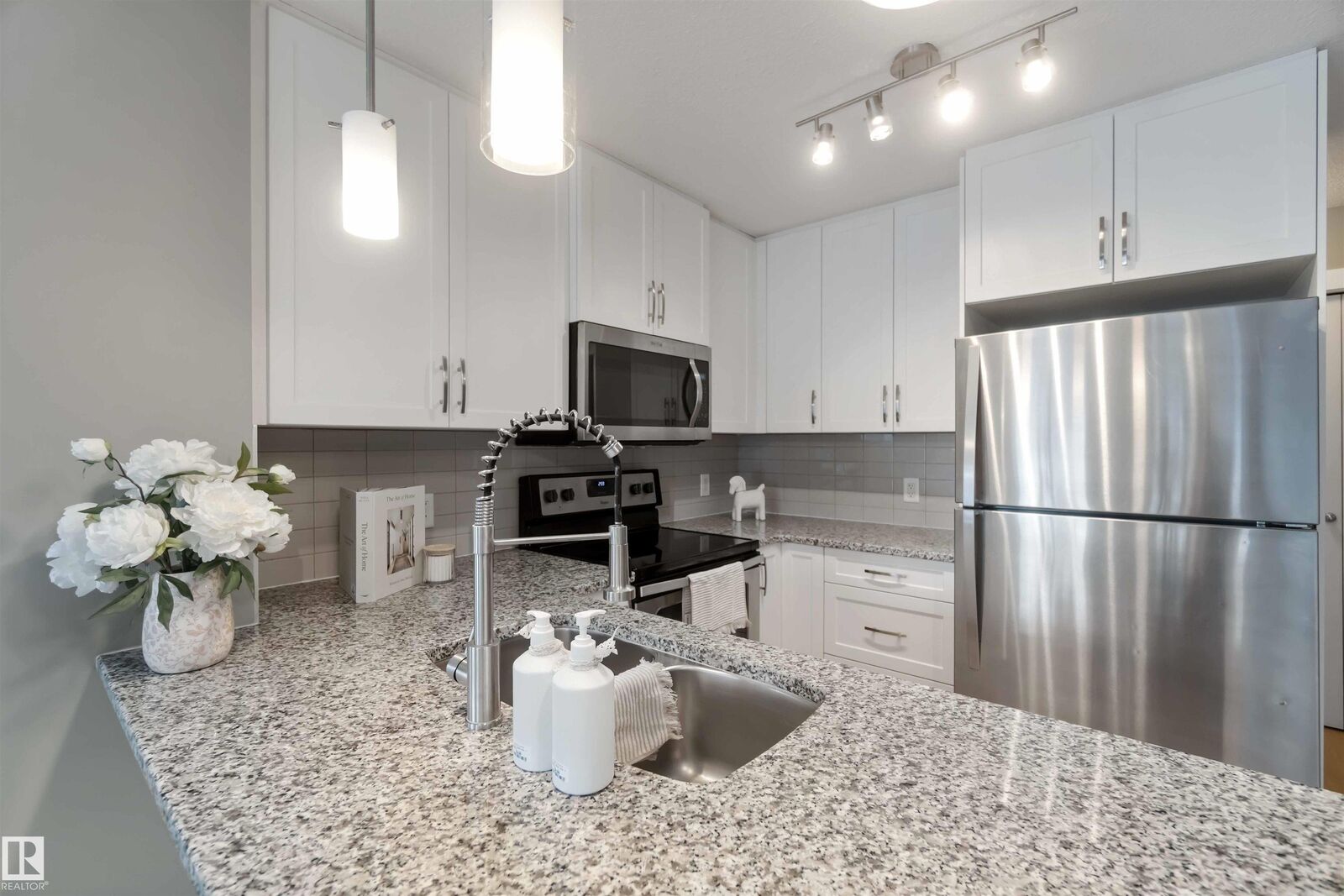 Property Photo:  3670 139 Avenue NW 101  AB T5Y 3N5 