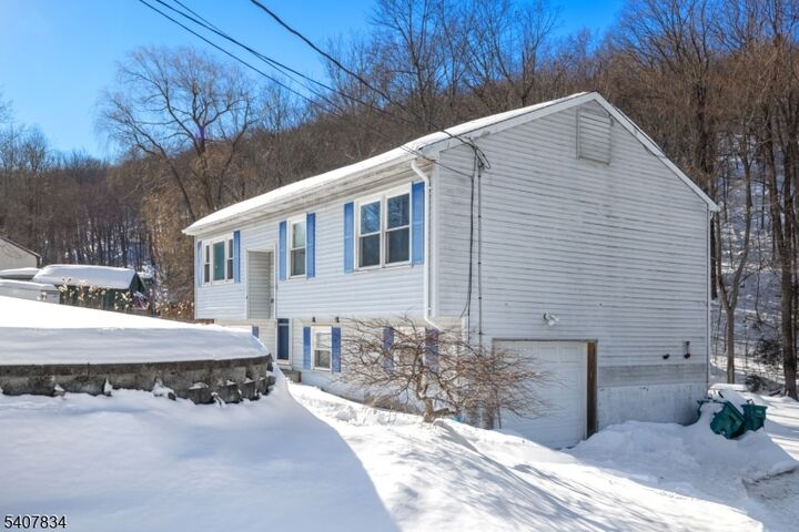 Property Photo:  31 Meadow Ln  NJ 07462 