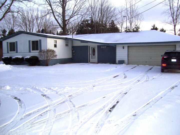 Property Photo: 707 W Linwood Rd. Road MI 48634