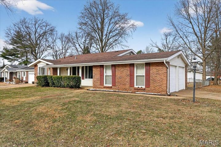 Property Photo: 1 Welwyn Court MO 63033