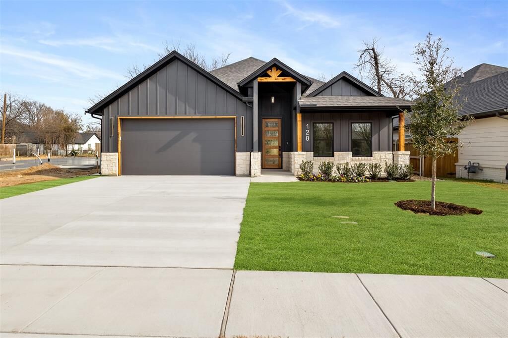 Property Photo:  128 Cottonwood Street  TX 76111 