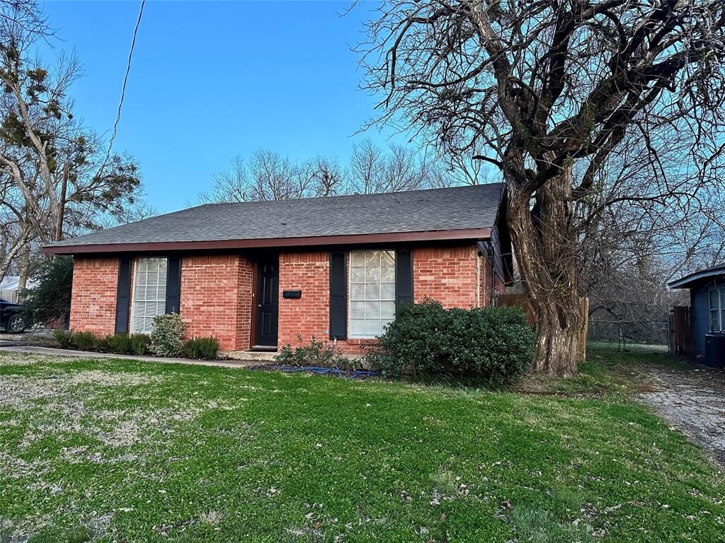 Property Photo: 1206 Earl Street TX 75428