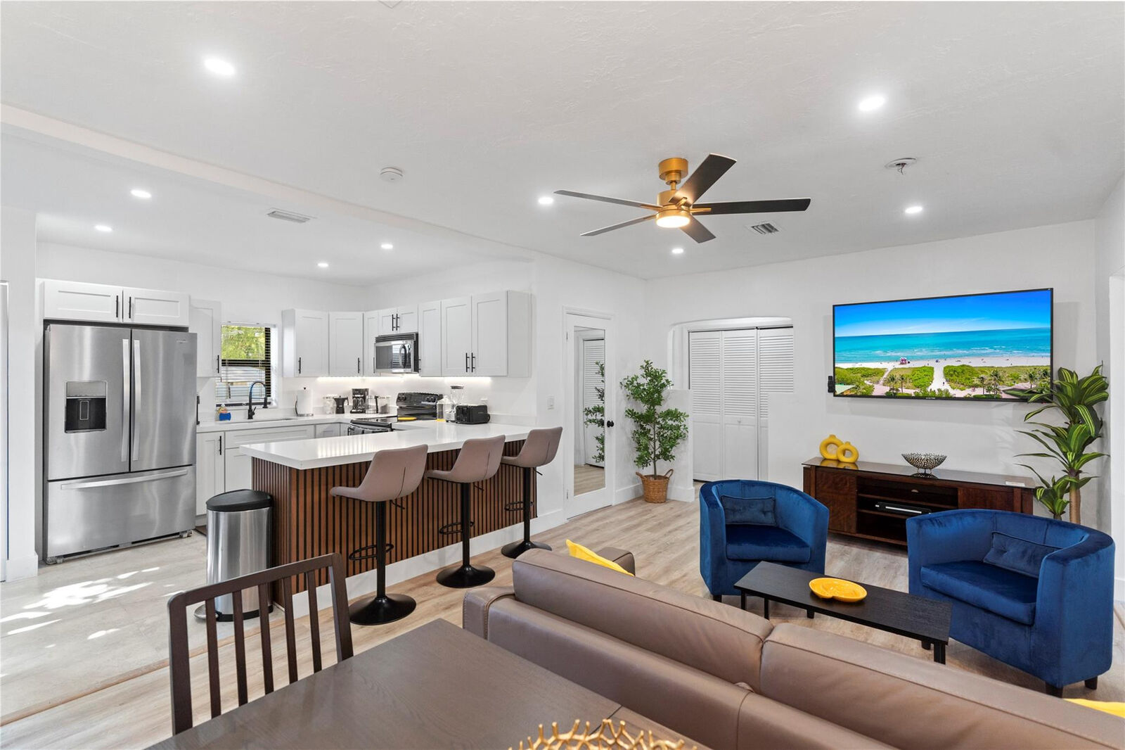 Property Photo:  719 NE 36th Street  FL 33334 