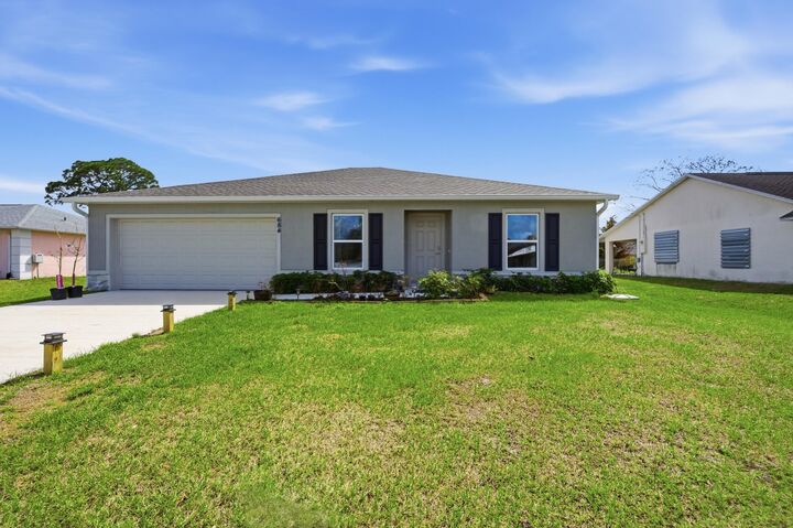 Property Photo:  684 SE Crescent Avenue  FL 34984 