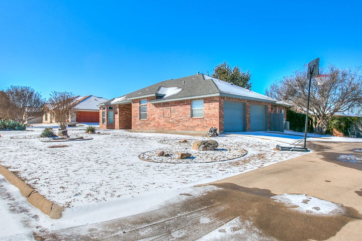 Property Photo: 1221 Avondale Avenue TX 76901