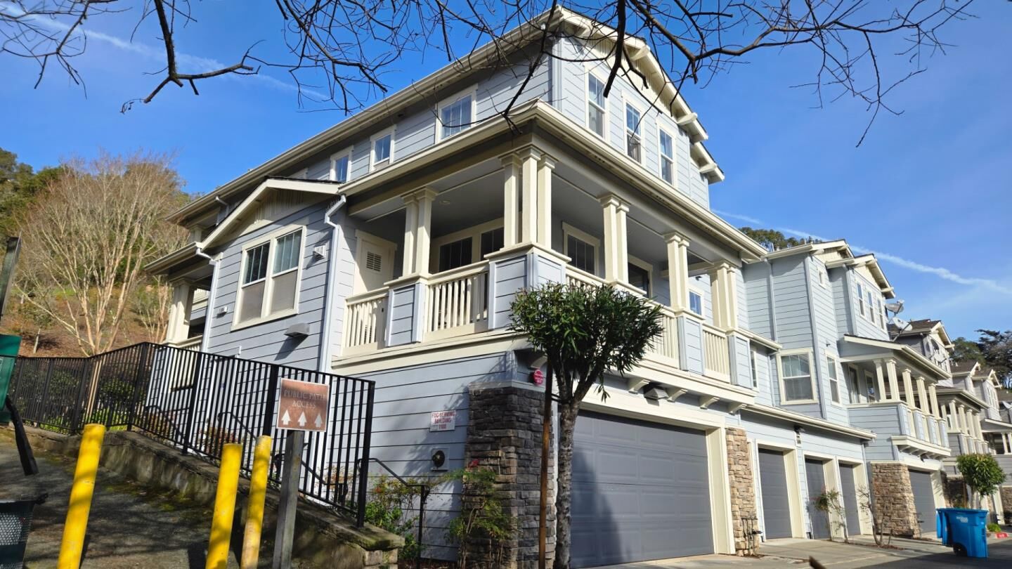 Property Photo:  1100 Live Oak Way 1104  CA 94002 