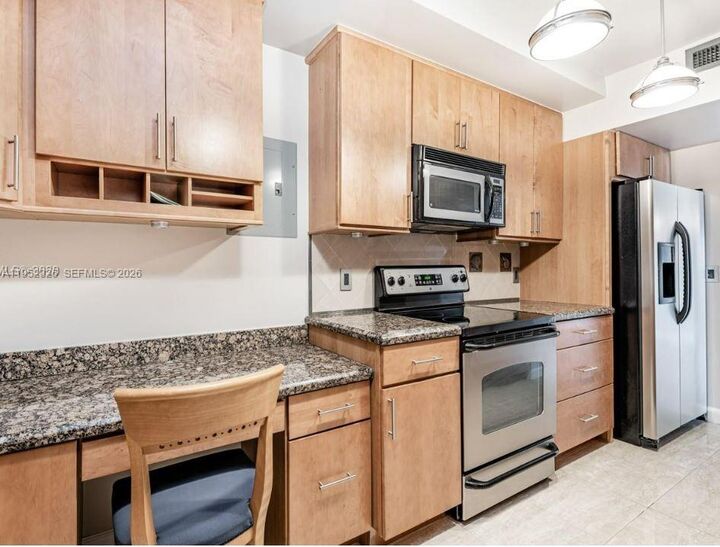 Property Photo:  4001 Hillcrest Dr 914  FL 33021 