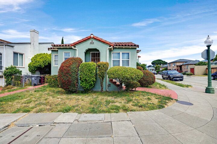 Property Photo:  5707 Carberry Ave  CA 94609 