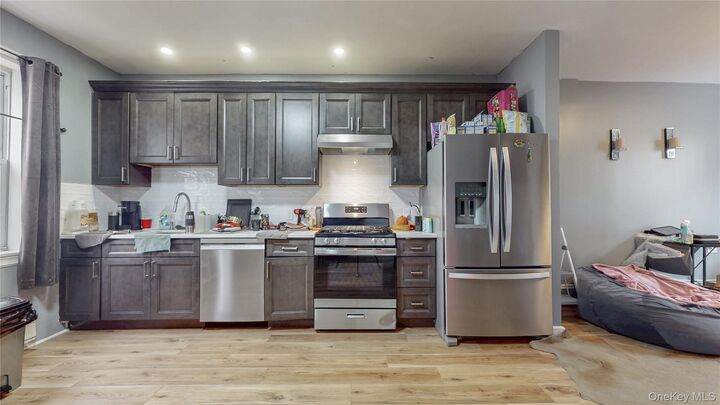 Property Photo:  82 Moquette Row N  NY 10703 