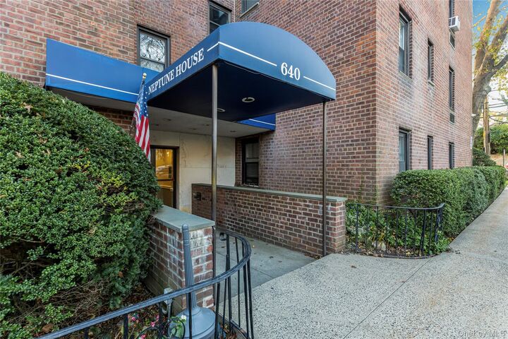 Property Photo:  640 Pelham Road 4G  NY 10805 