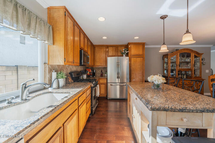 Property Photo:  2756 N Dalenhurst Place  CA 93065 