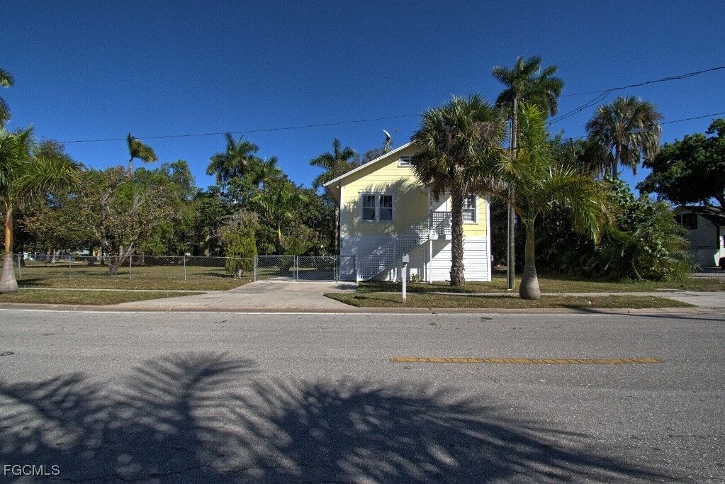 Property Photo:  1615 Cranford Avenue  FL 33916 
