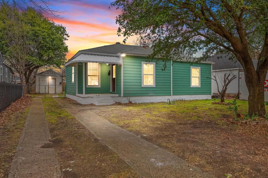 Property Photo: 1611 Savoy Street TX 75224