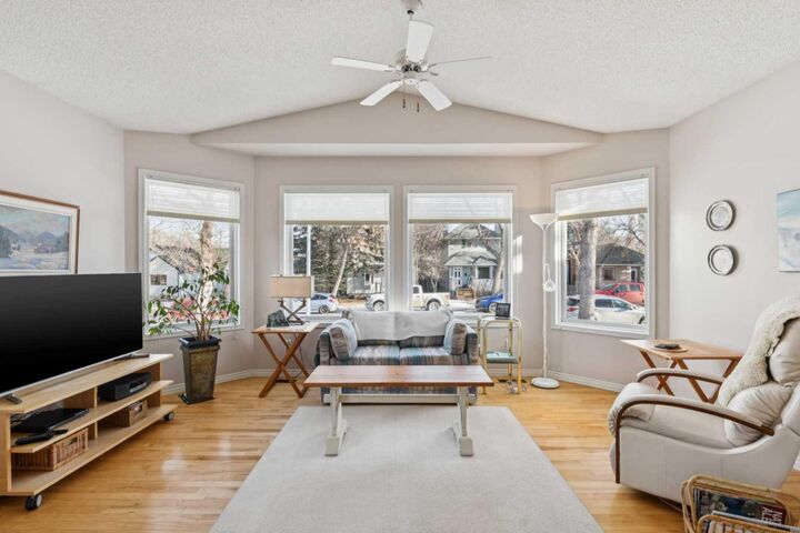 Property Photo:  2609 27 Street SW  AB T3E 2G4 