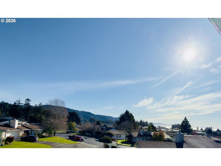 Property Photo:  825 Brookhaven Dr B  OR 97415 