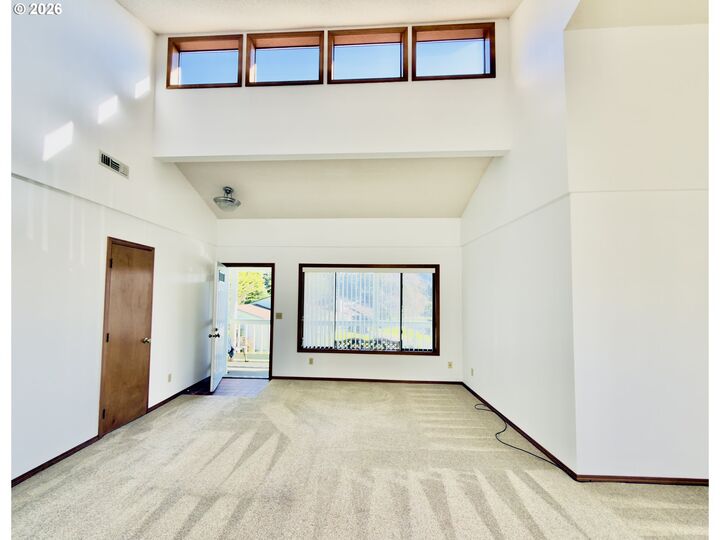 Property Photo:  825 Brookhaven Dr B  OR 97415 