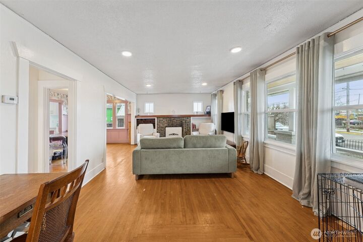 Property Photo:  413  2nd Street NE  WA 98372 