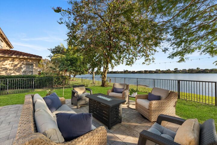 Property Photo:  10712 Willow Oak Court  FL 33414 