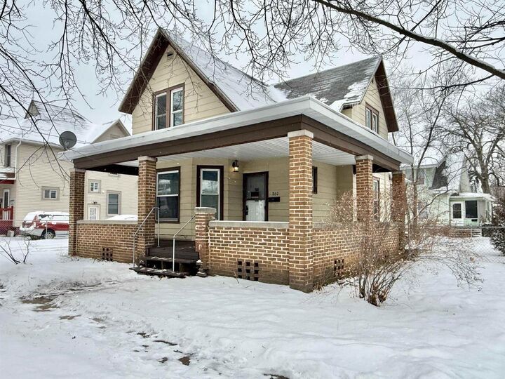 Property Photo:  860 Elm Street  WI 53511 