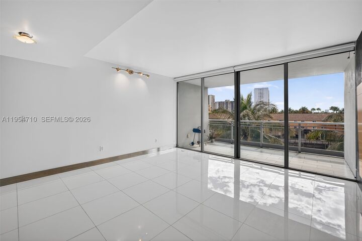 Property Photo: 2950 NE 188th St 302 FL 33180