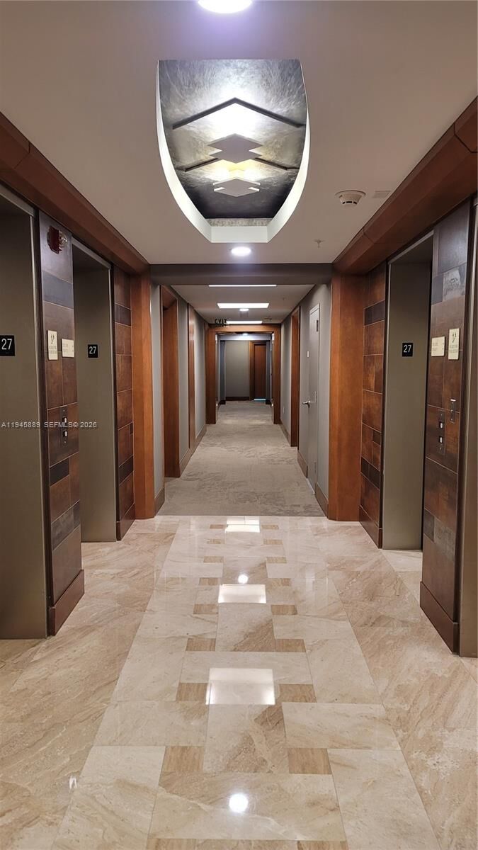 Property Photo:  31 SE 5th St 2711  FL 33131 