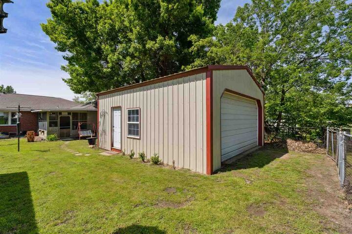 Property Photo: 828 E 6th Street OK 74023