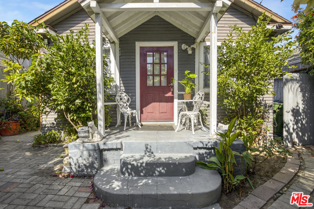 Property Photo:  6431 Dix St  CA 90068 