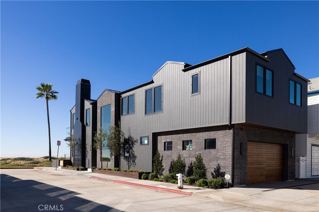 Property Photo:  218 E Oceanfront  CA 92661 