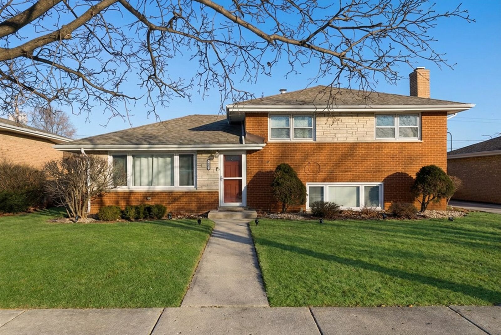 Property Photo: 7635 S Oconto Avenue IL 60455