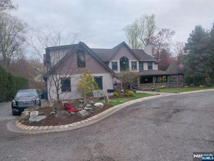 Property Photo:  285 Chestnut Ridge Road  NJ 07677 