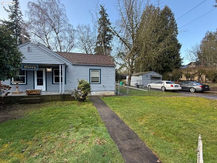 Property Photo:  9545 SE 42nd Ave  OR 97222 