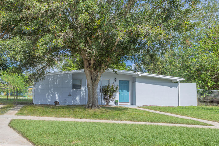 Property Photo:  161 SE Bonita Court  FL 34983 