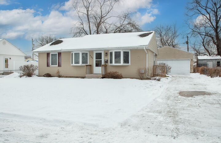 Property Photo:  727 Greenbrier Rd  IA 50703 