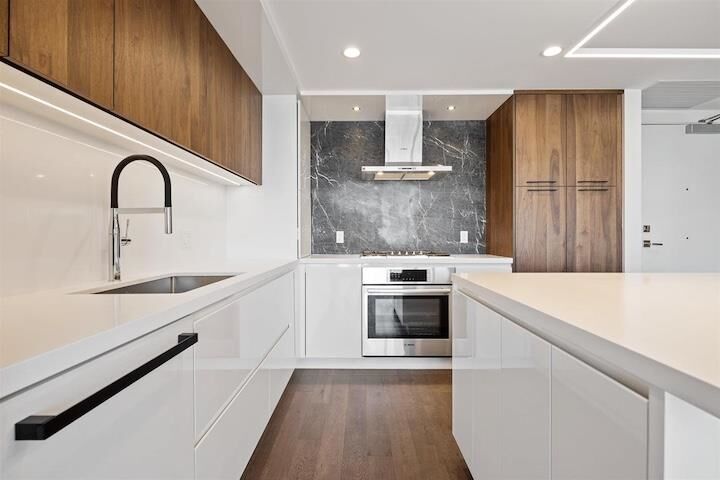 Property Photo:  1526 Finlay Street 807  BC V4B 4L9 