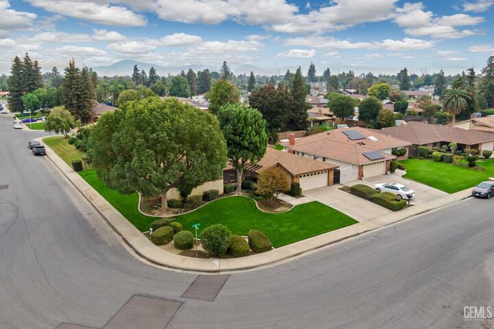 Property Photo:  3000 Victoria Way  CA 93309 