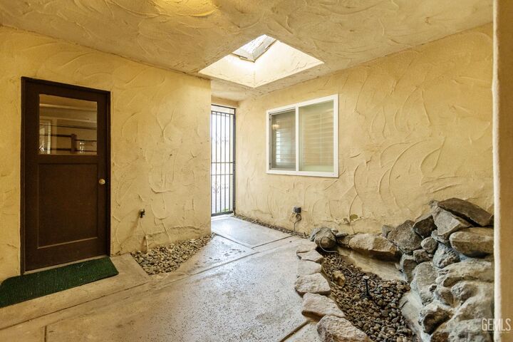 Property Photo:  637 Village Green Street  CA 93257 