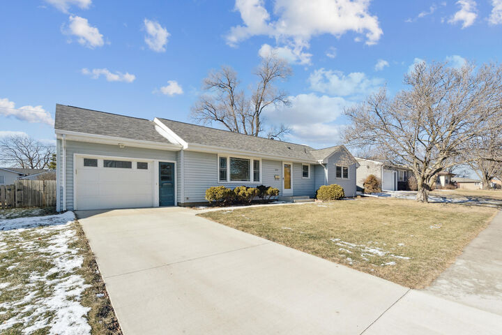 Property Photo:  2207 Jensen Ave  IA 50010 