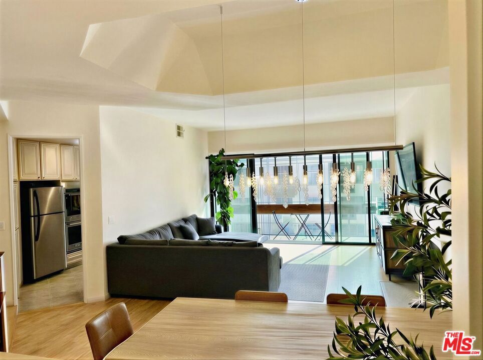 Property Photo:  750 S Bundy Dr  CA 90049 