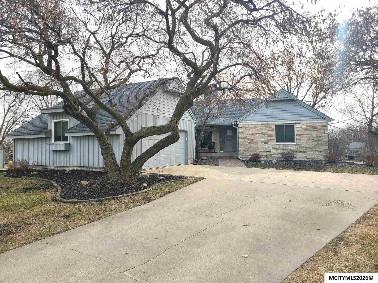 Property Photo: 11 Knollwood Ct IA 50401