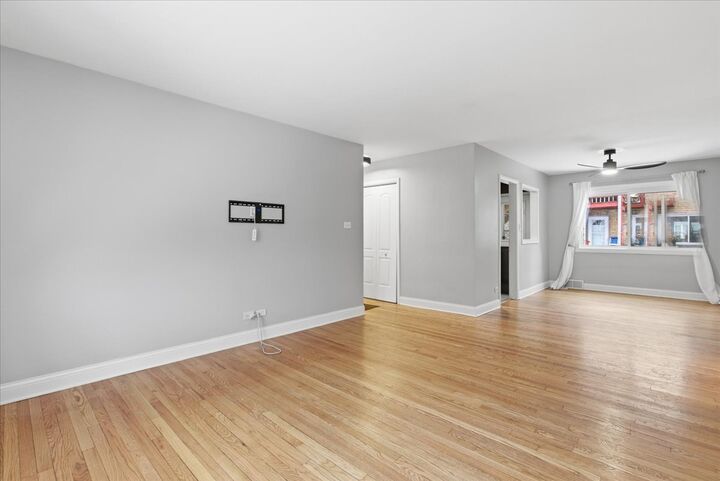 Property Photo:  2444 W Berwyn Avenue 1N  IL 60625 