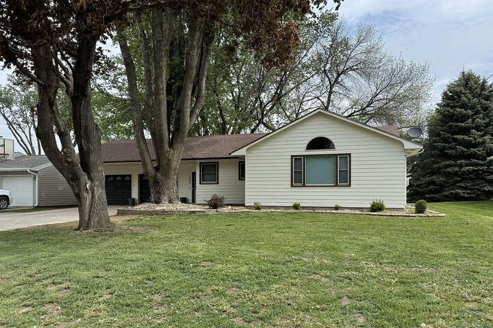 Property Photo:  205 Pine Street  IA 51238 