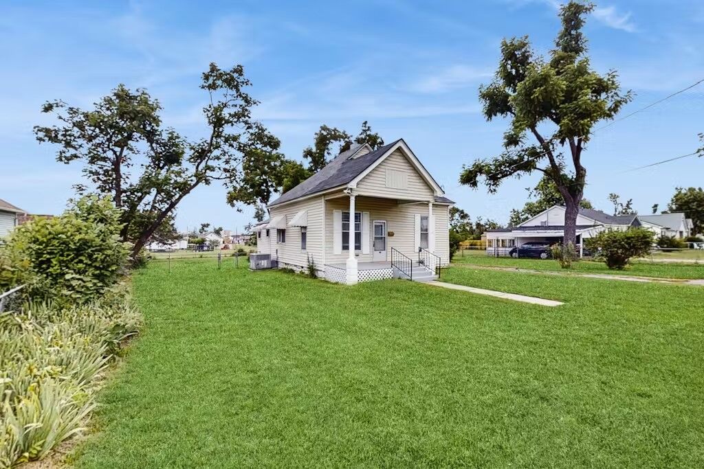 Property Photo:  208 N 9th Street  AR 72756 