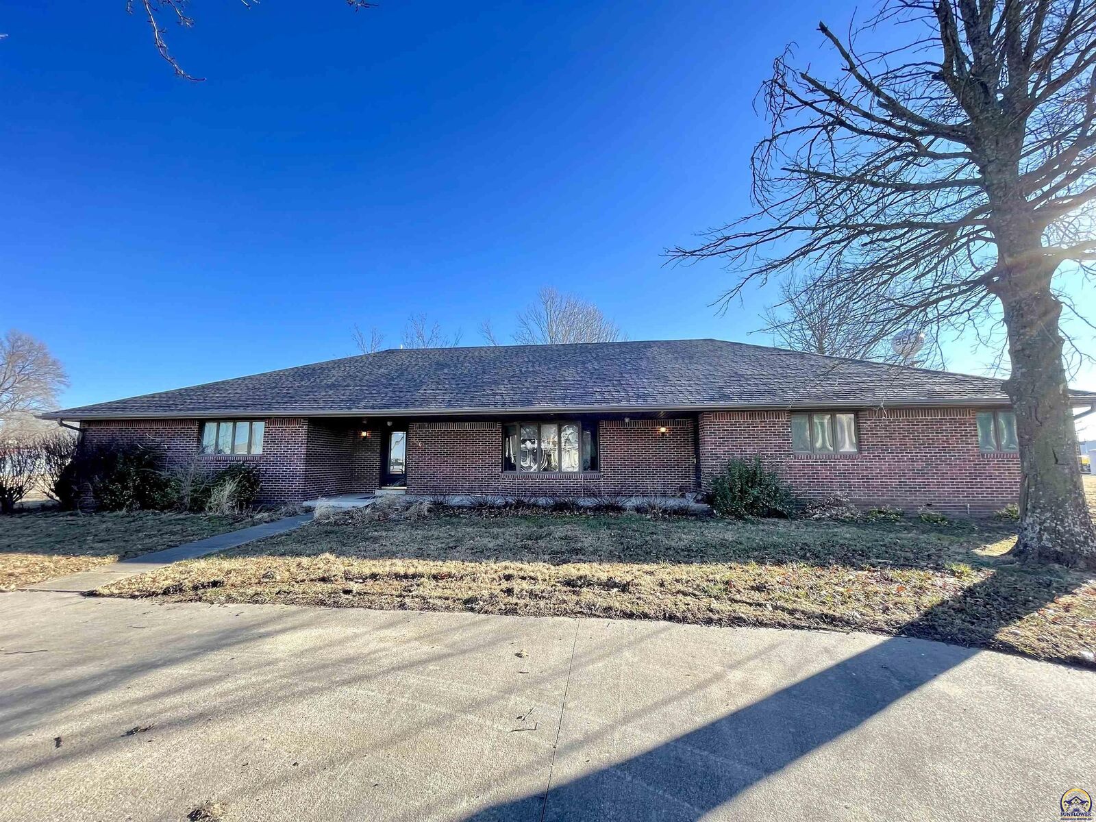 Property Photo:  406 Noble Ave  KS 66407 