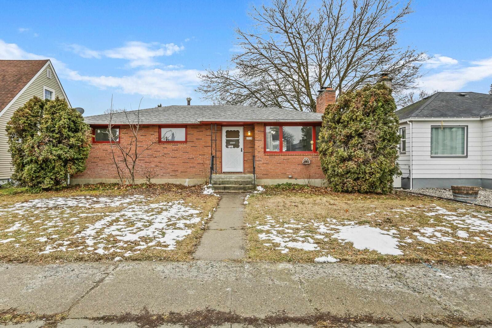 Property Photo:  2518 E Columbia Ave  WA 99208 