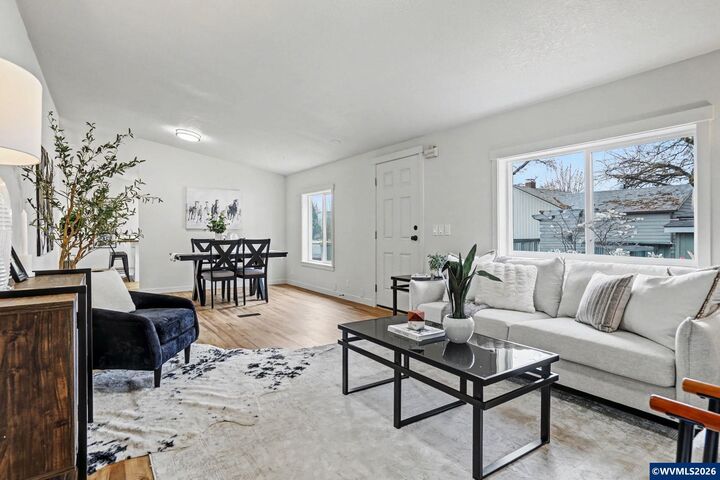 Property Photo:  3735 Knox Butte Rd E Rd  OR 97322 