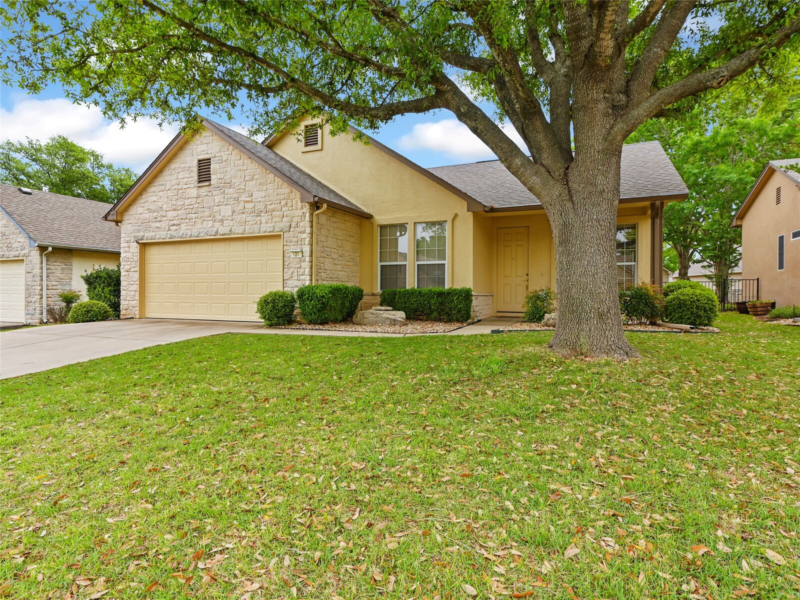 Property Photo:  121 Buttercup Trail  TX 78633 