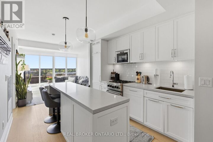 Property Photo:  25 Malcolm Road 606  ON M4G 0C1 